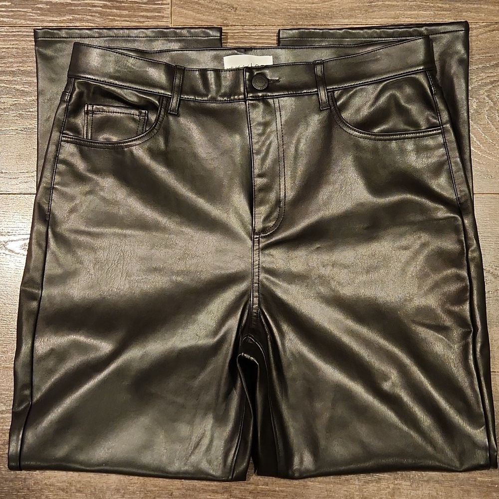 ❤️ NWOT! LOFT VEGAN LEATHER HIGH RISE CROP FLARE JEANS IN BLACK - Picture 2 of 9